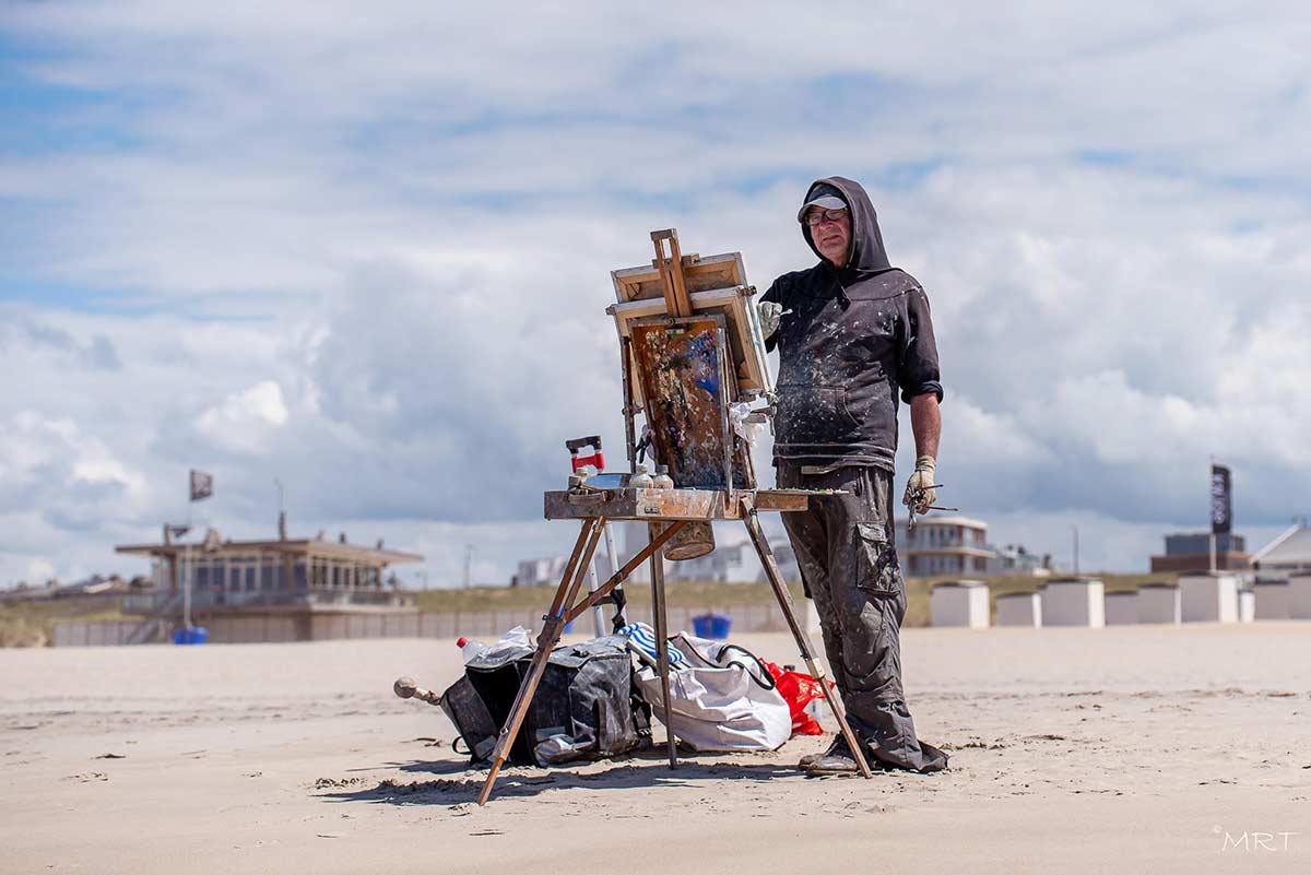 Peter Smit schilderend aan zee