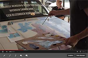 Nina Duikt - drie kunstenaars beschilderen een Volvo in Bergen.